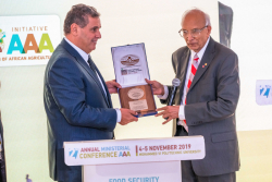Photo of award ceremony - Photo of award ceremony: HE Mr. Aziz Akhannouch (Minister for Agriculture, Maritime Fisheries, Rural Development and Water and Forests of the Kingdom of Morocco) and Prof. Dr. Rattan Lal (IUSS Past President), © Prof. Mohamed Ait Kadi, AAA Initiative  . - © Prof. Mohamed Ait Kadi, AAA Initiative