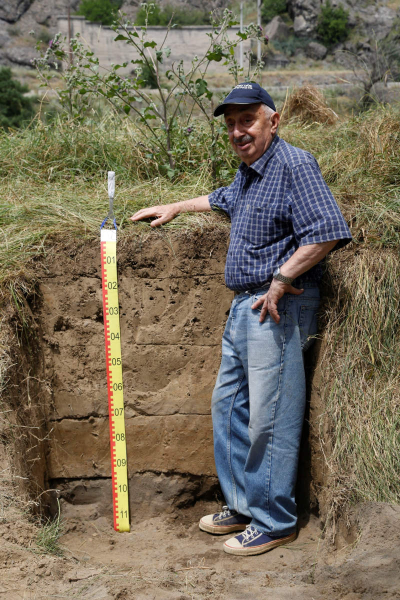 Gizo Urushadze and soil profile (© Teo Urushadze)
